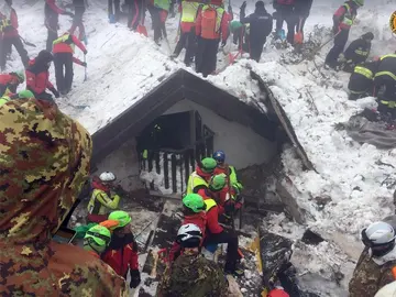 Bomberos trabajan en las labores de rescate Bomberos trabajan en las labores de rescate
