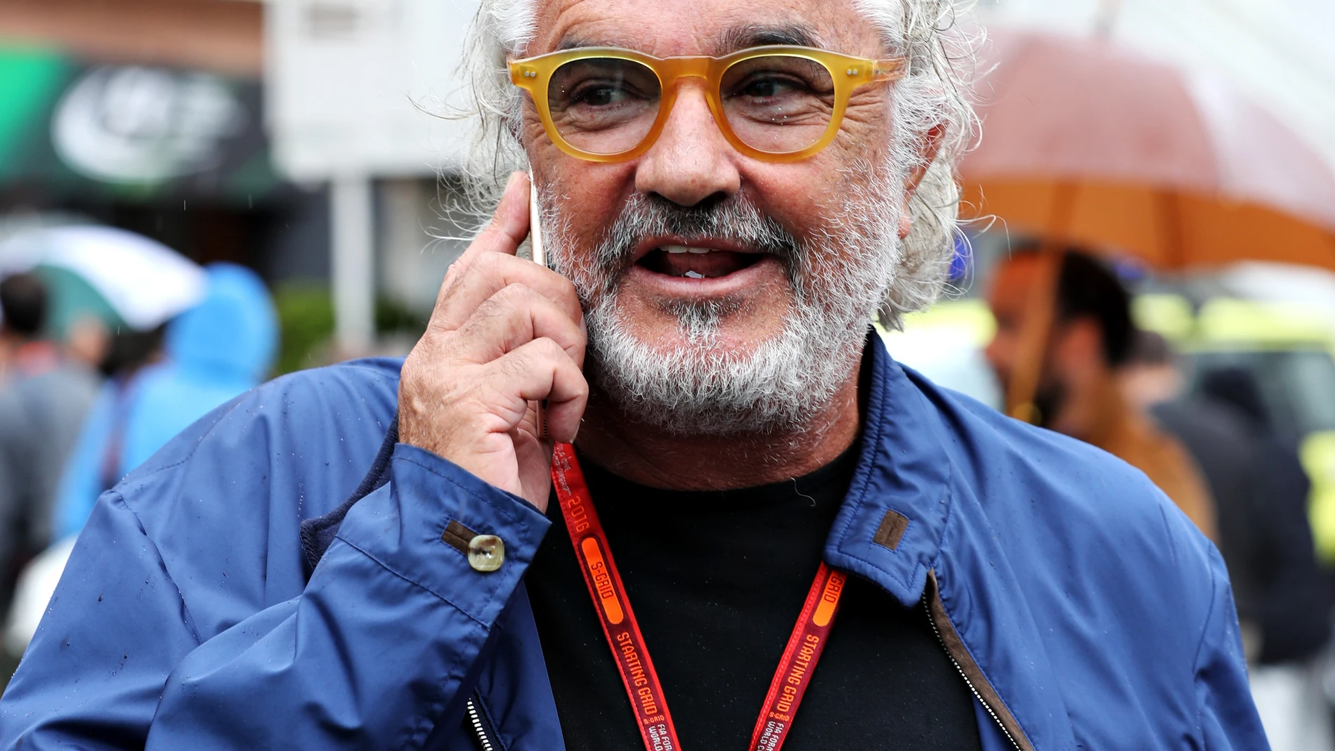 Flavio Briatore ríe mientras habla por teléfono Flavio Briatore ríe mientras habla por teléfono