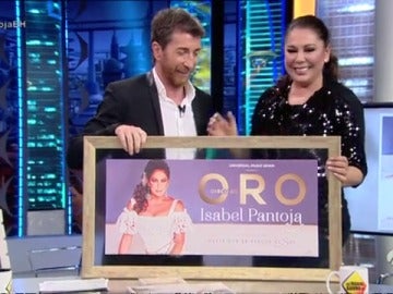 Frame 20.8 de: Pablo Motos entrega a Isabel Pantoja el disco de oro