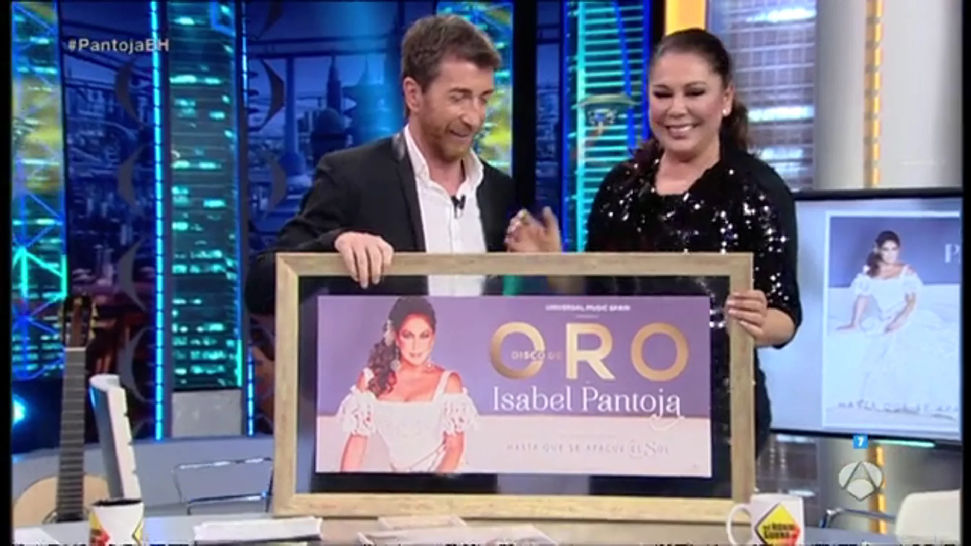 Frame 20.8 de: Pablo Motos entrega a Isabel Pantoja el disco de oro
