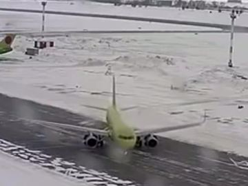 El avión que aterrizó en una pista helada