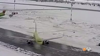 Un avión tiene que girar 180 grados para frenar al aterrizar en una pista helada