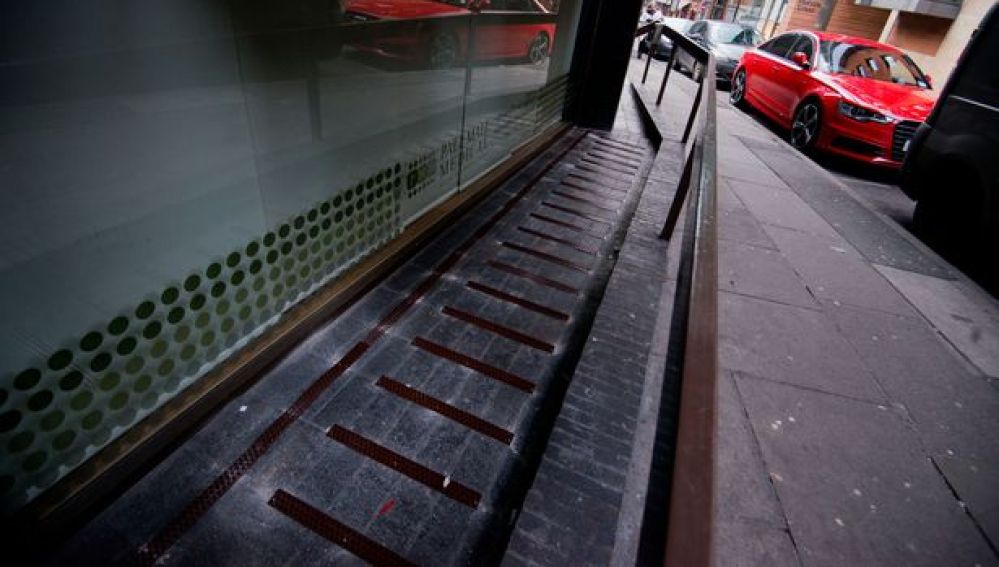 Los pinchos impiden a los indigentes dormir en el centro comercial