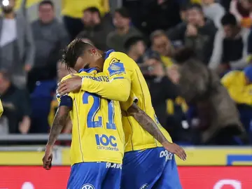 Viera y Boateng celebrando uno de los goles Viera y Boateng celebrando uno de los goles