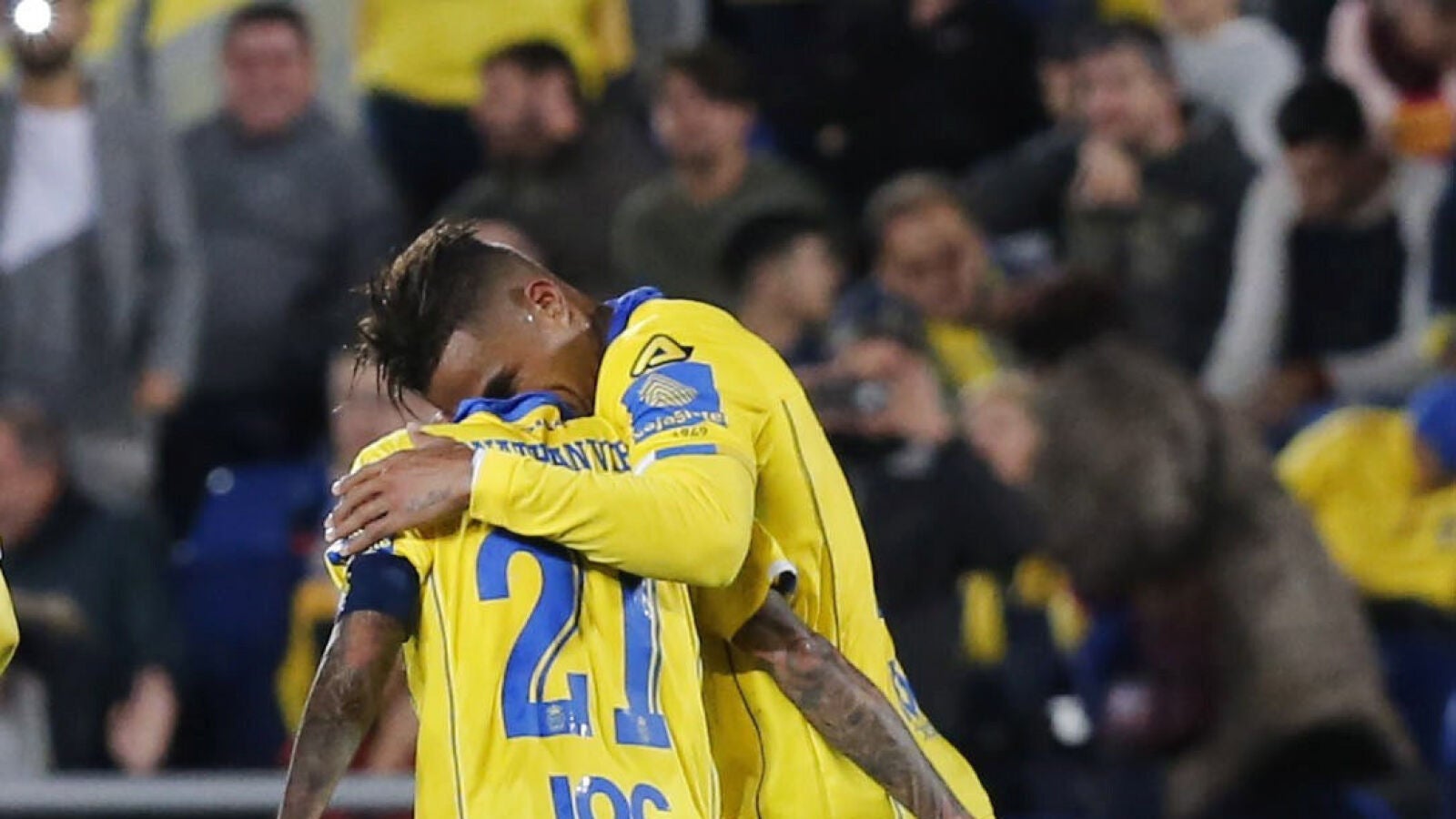 Las Palmas corta la buena racha del Valencia que jugó con uno menos durante la segunda parte