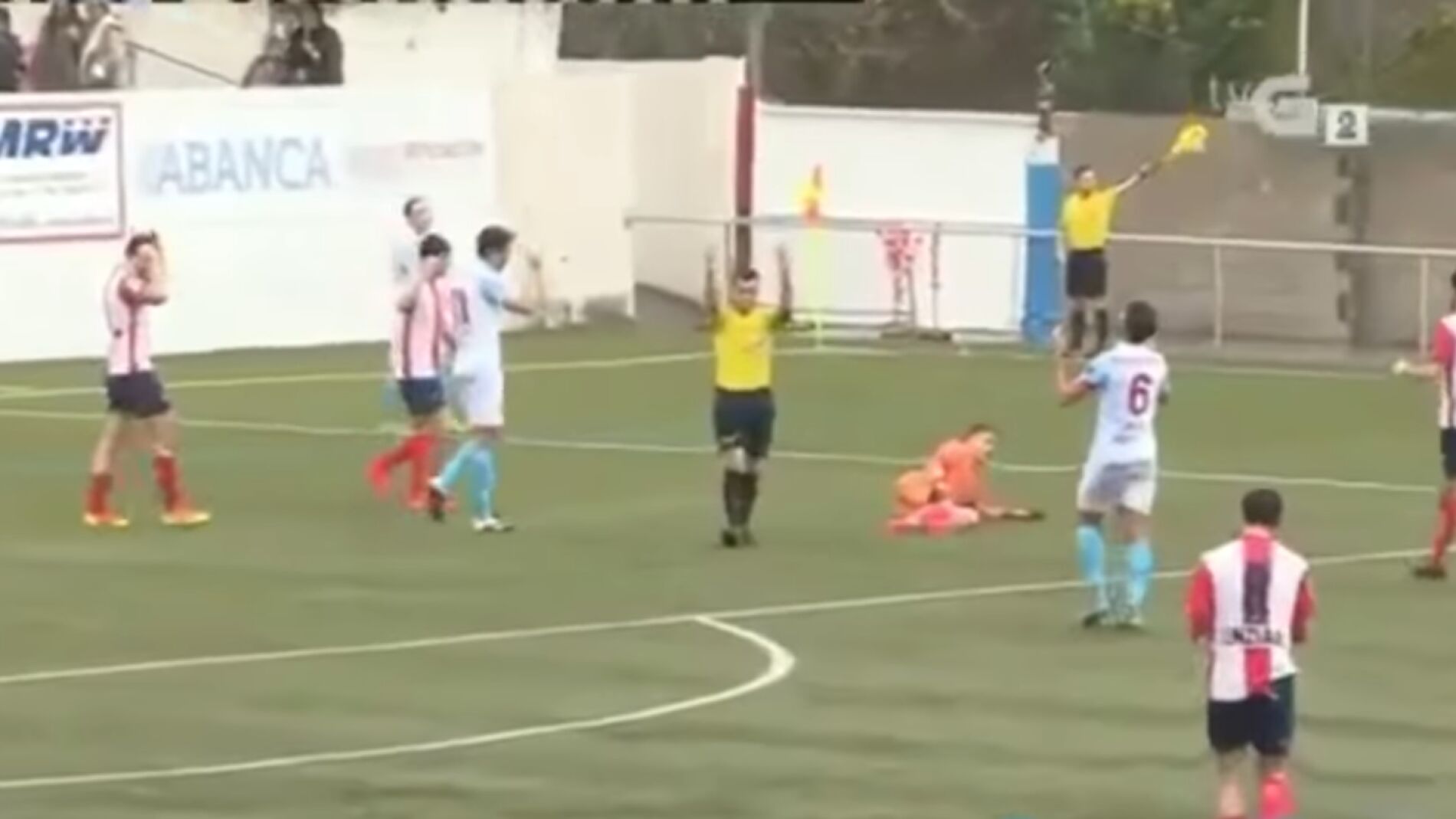 El portero del Alondras tendido en el terreno de juego