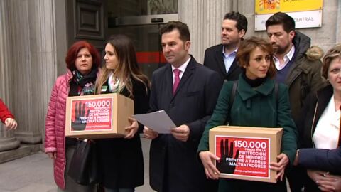 Frame 3.987035 de: Luchan por impedir que sus exmaridos se lleven a los hijos