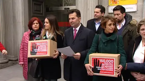 Frame 3.987035 de: Luchan por impedir que sus exmaridos se lleven a los hijos Frame 3.987035 de: Luchan por impedir que sus exmaridos se lleven a los hijos