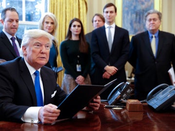 Donald Trump junto a sus asesores