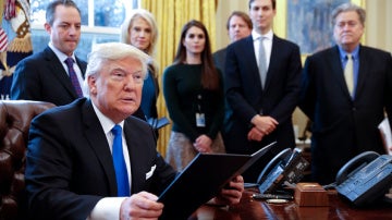 Donald Trump junto a sus asesores Donald Trump junto a sus asesores