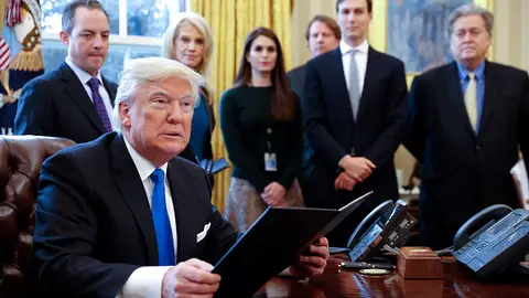 Donald Trump junto a sus asesores Donald Trump junto a sus asesores