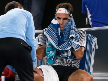 El médico asiste a Federer en la final del Open de Australia