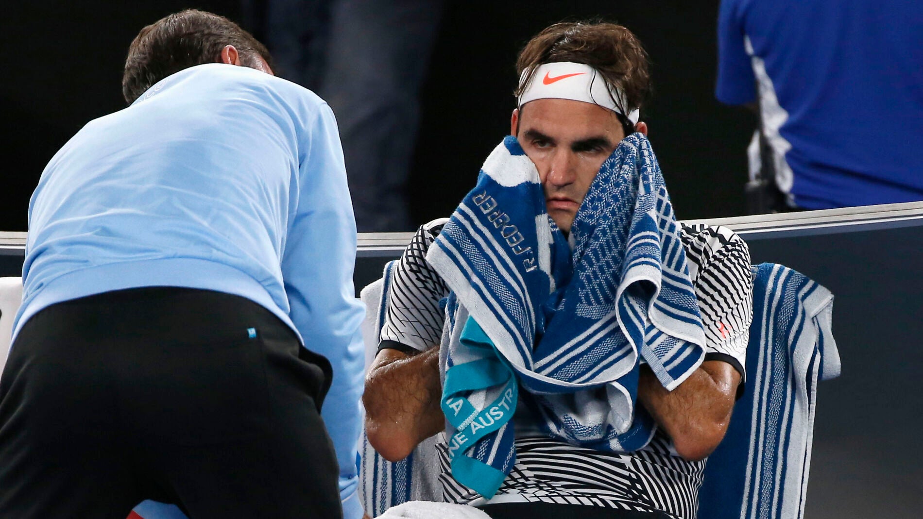 El m&eacute;dico asiste a Federer en la final del Open de Australia