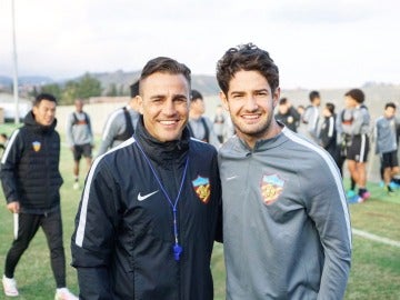 Pato posa con su nuevo entrenador, Fabio Cannavaro Pato posa con su nuevo entrenador, Fabio Cannavaro