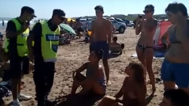 Convocan un 'tetazo' masivo en Argentina para protestar por la expulsión de unas jóvenes que hacían toples en una playa