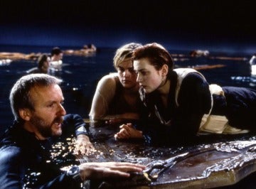 James Cameron con Leonardo DiCaprio y Kate Winslet en 'Titanic' 