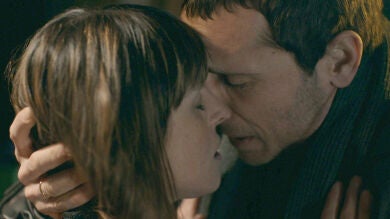 Los corazones de Álex y Marian se corresponden con un pasional beso