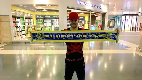 Jesé posando con la bufanda de la Las Palmas Jesé posando con la bufanda de la Las Palmas
