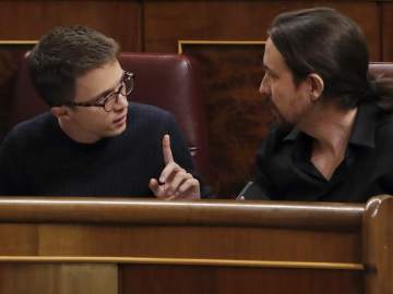 Pablo Iglesias e Íñigo Errejón durante el pleno del Congreso de los Diputados