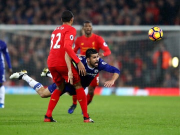 Diego Costa cae en una acción ante el Liverpool