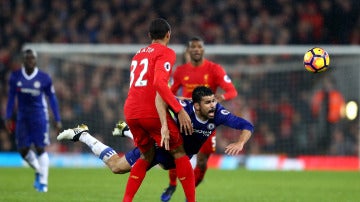 Diego Costa cae en una acción ante el Liverpool