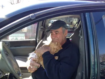 Willie Ortiz, un hombre que lleva 22 años vendiendo chatarra para alimentar a gatos Willie Ortiz, un hombre que lleva 22 años vendiendo chatarra para alimentar a gatos