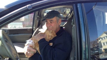 Willie Ortiz, un hombre que lleva 22 años vendiendo chatarra para alimentar a gatos