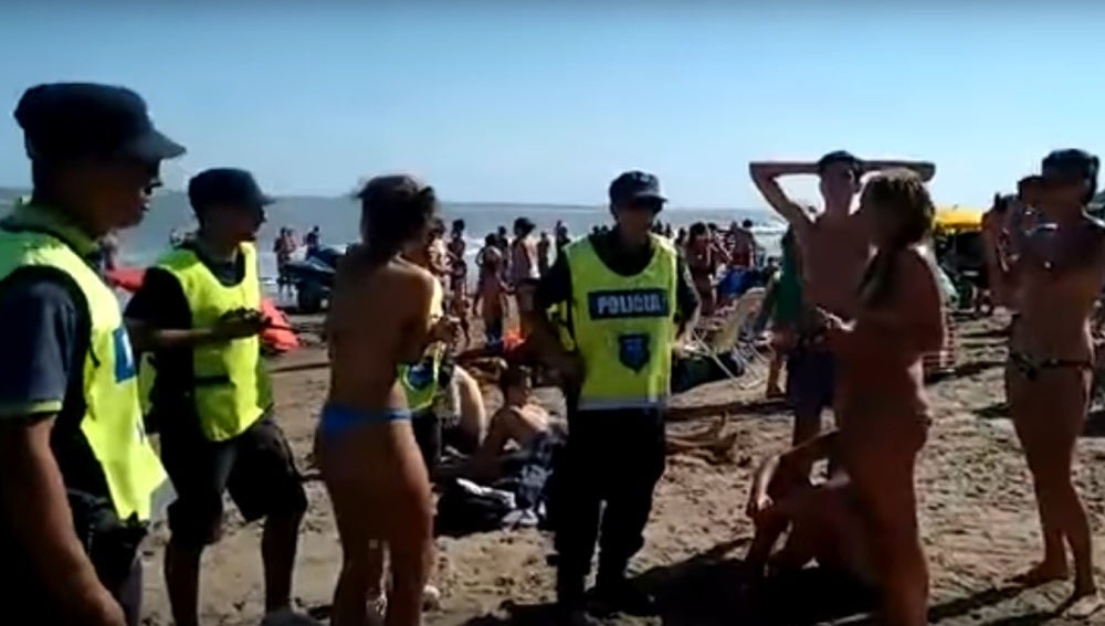 Momento en el que la policía expulsa a las mujeres