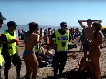 Momento en el que la policía expulsa a las mujeres Momento en el que la policía expulsa a las mujeres