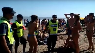 Un grupo de 20 policías expulsa a tres mujeres por hacer toples en una playa de Argentina