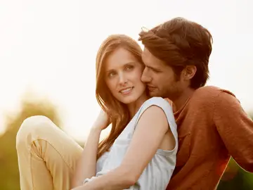 Una pareja disfruta de la naturaleza Una pareja disfruta de la naturaleza