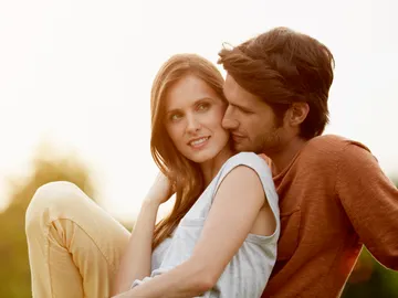 Una pareja disfruta de la naturaleza Una pareja disfruta de la naturaleza