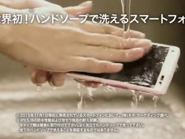 Frame 8.547155 de: El smartphone que puede lavarse con agua y jabón