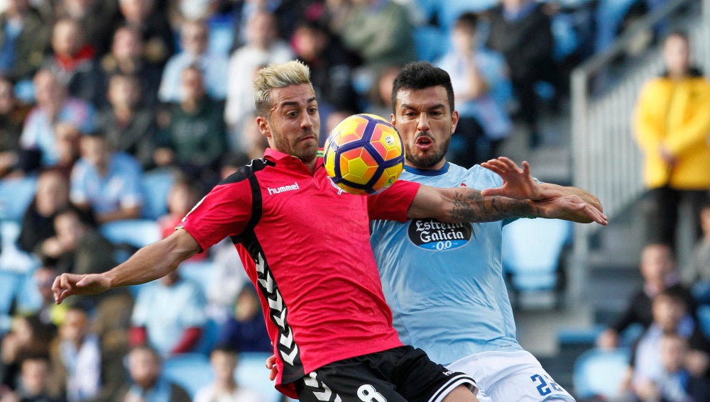 El defensa argentino del Celta de Vigo Gustavo Daniel Cabral y el centrocampista del Alavés Victor Camarasa en el estadio Balaídos de Vigo.