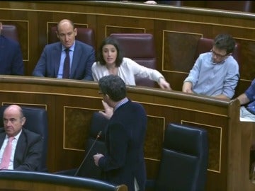 Frame 53.439679 de: El ministro de Economía reprocha a Podemos que protestan más que trabajan