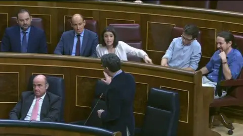 Frame 53.439679 de: El ministro de Economía reprocha a Podemos que protestan más que trabajan Frame 53.439679 de: El ministro de Economía reprocha a Podemos que protestan más que trabajan