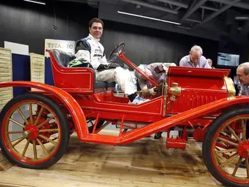 El piloto de carreras Andres Vilariño conduciendo el coche El piloto de carreras Andres Vilariño conduciendo el coche