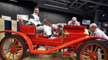 El piloto de carreras Andres Vilariño conduciendo el coche