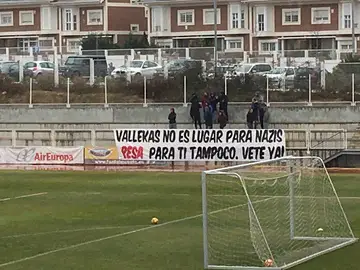 Aficionados del Rayo con una pancarta en contra del jugador Aficionados del Rayo con una pancarta en contra del jugador