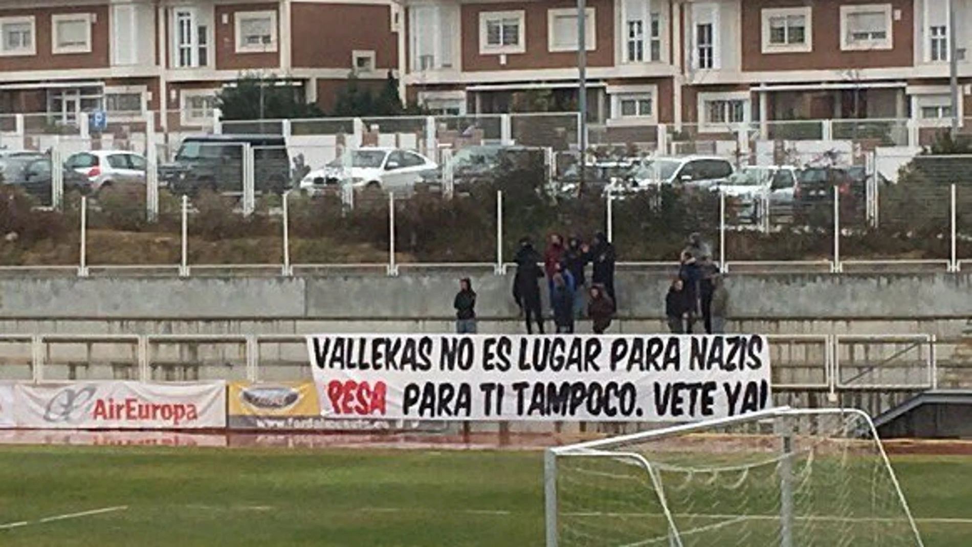 Aficionados del Rayo con una pancarta en contra del jugador Aficionados del Rayo con una pancarta en contra del jugador