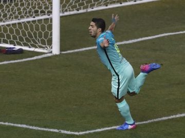 Luis Suárez celebra su gol ante el Atlético de Madrid