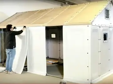 Montaje de la vivienda para refugiados Montaje de la vivienda para refugiados