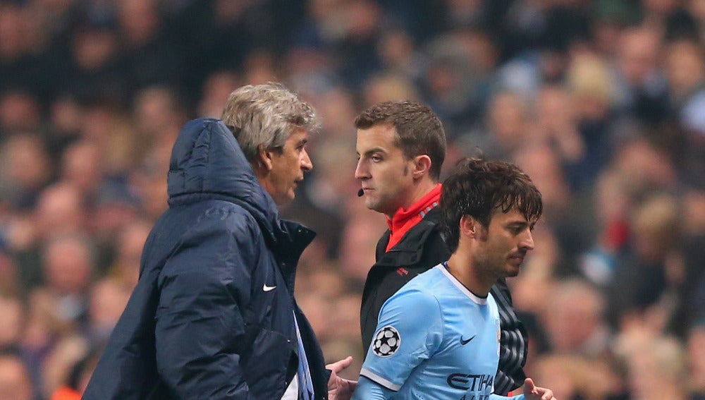 Pellegrini y David Silva durante un encuentro con el Manchester City