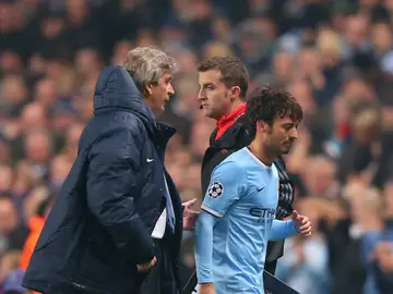 Pellegrini y David Silva durante un encuentro con el Manchester City Pellegrini y David Silva durante un encuentro con el Manchester City