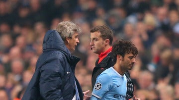 Pellegrini y David Silva durante un encuentro con el Manchester City