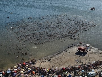 Miles de personas flotando en las aguas del lago de Carhué