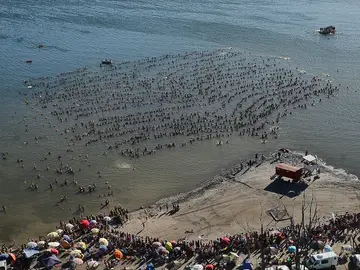 Miles de personas flotando en las aguas del lago de Carhué Miles de personas flotando en las aguas del lago de Carhué