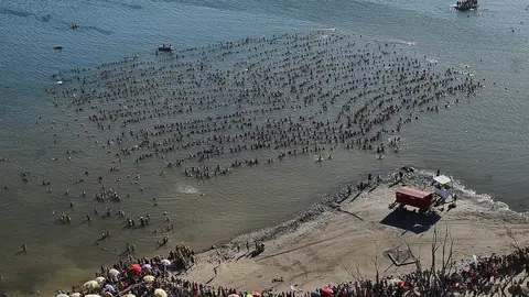 Miles de personas flotando en las aguas del lago de Carhué Miles de personas flotando en las aguas del lago de Carhué