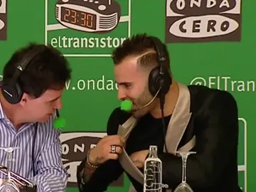 Jesé bromea con su chaqueta en Onda Cero Jesé bromea con su chaqueta en Onda Cero