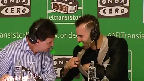 Jesé bromea con su chaqueta en Onda Cero Jesé bromea con su chaqueta en Onda Cero